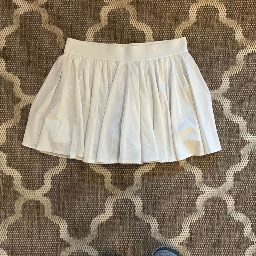 TNA Aritzia pleated tennis skirt women’s size large